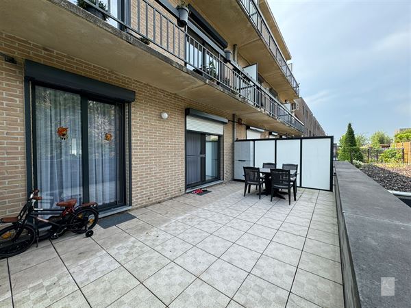 Gelijkvloers appartement met garage