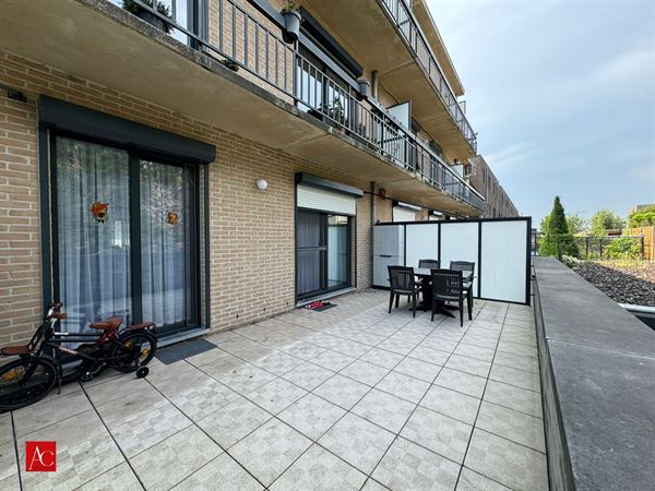 Gelijkvloers appartement met garage