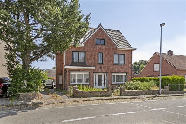 Te renoveren woning met 4 slaapkamers op groot perceel