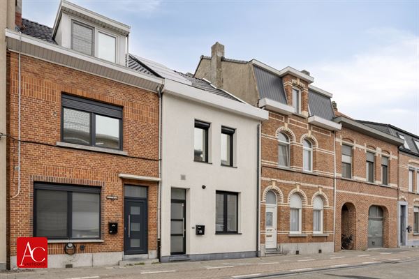 Totaal gerenoveerde woning met tuin