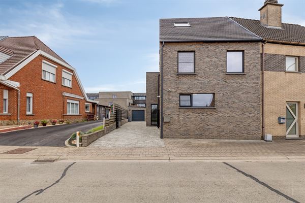 Recente halfopen bebouwing met 3 slaapkamers en garage