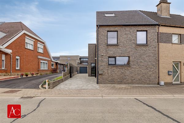 Recente halfopen bebouwing met 3 slaapkamers en garage