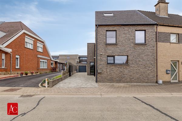 Recente halfopen bebouwing met 3 slaapkamers en garage