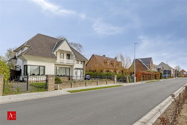 Vrijstaande woning met garage en zwembad