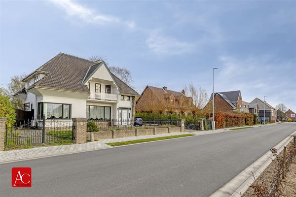 Vrijstaande woning met garage en zwembad