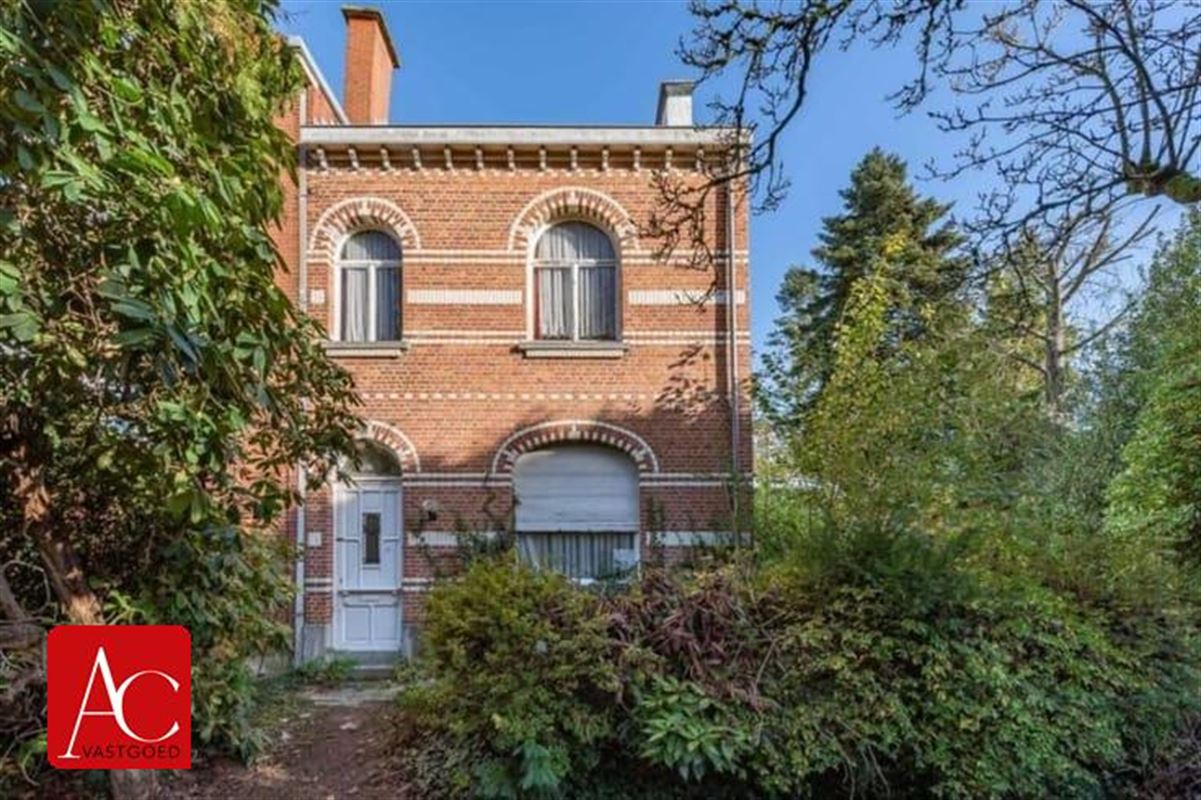 Renovatiewoning op ruim perceel of projectgrond