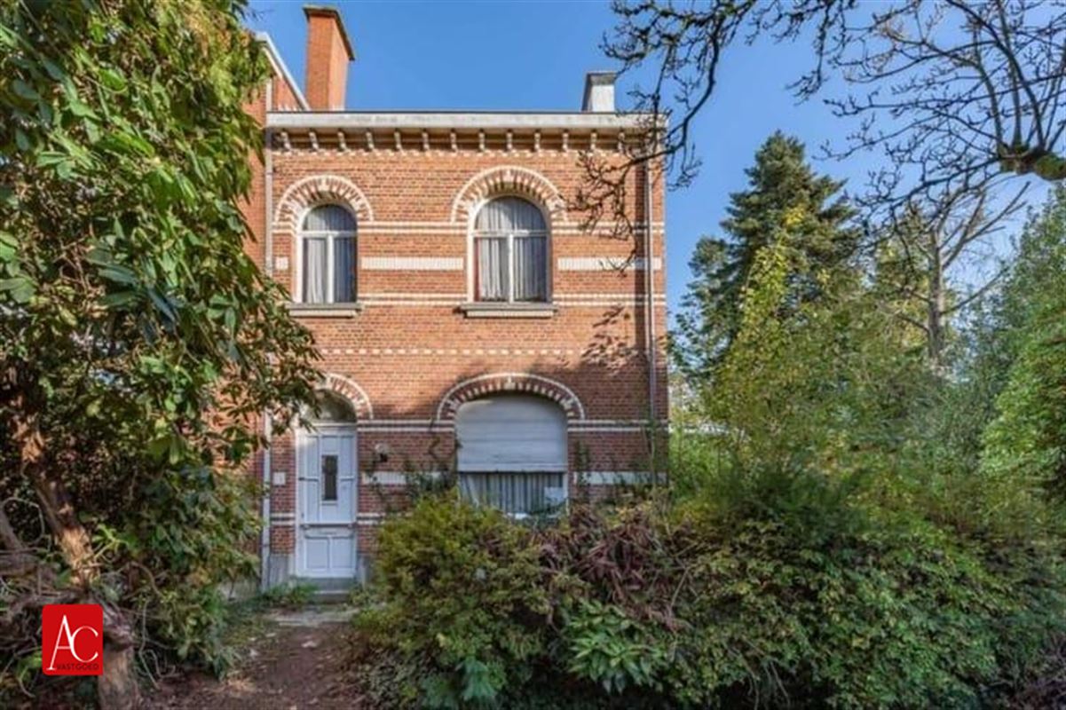 Renovatiewoning op ruim perceel of projectgrond