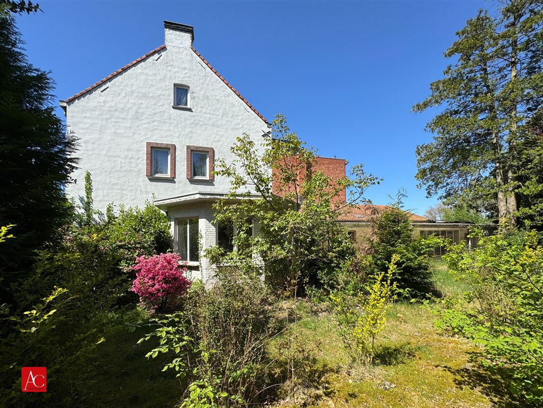Renovatiewoning op ruim perceel of projectgrond