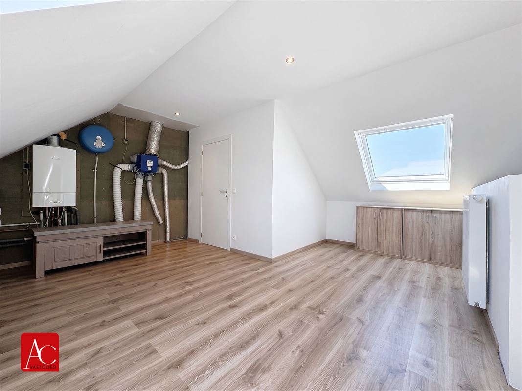 Uitzonderlijk grote gezinswoning met 6 slaapkamers en een grote tuin