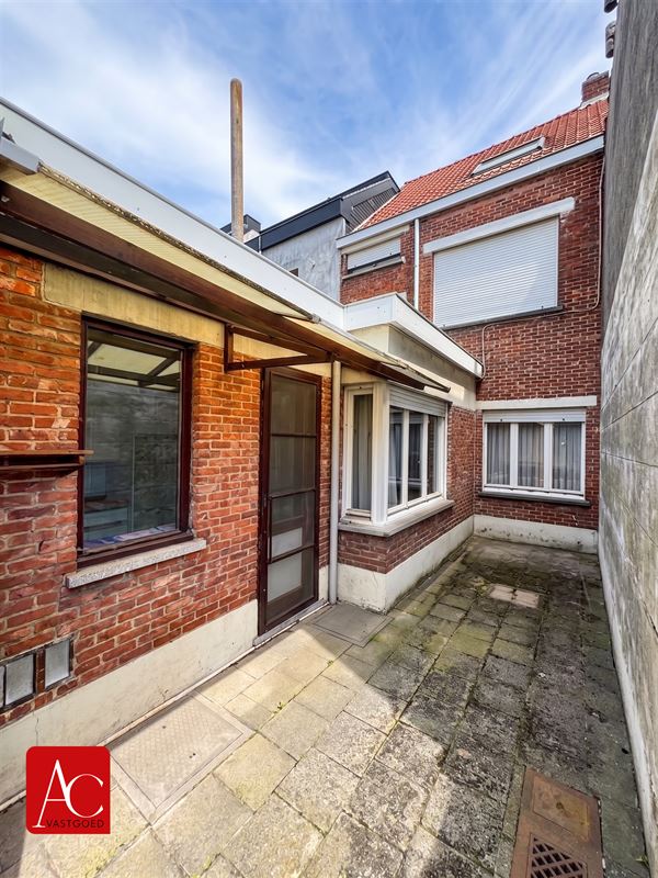 Goed gelegen woning met tuin ter renovatie
