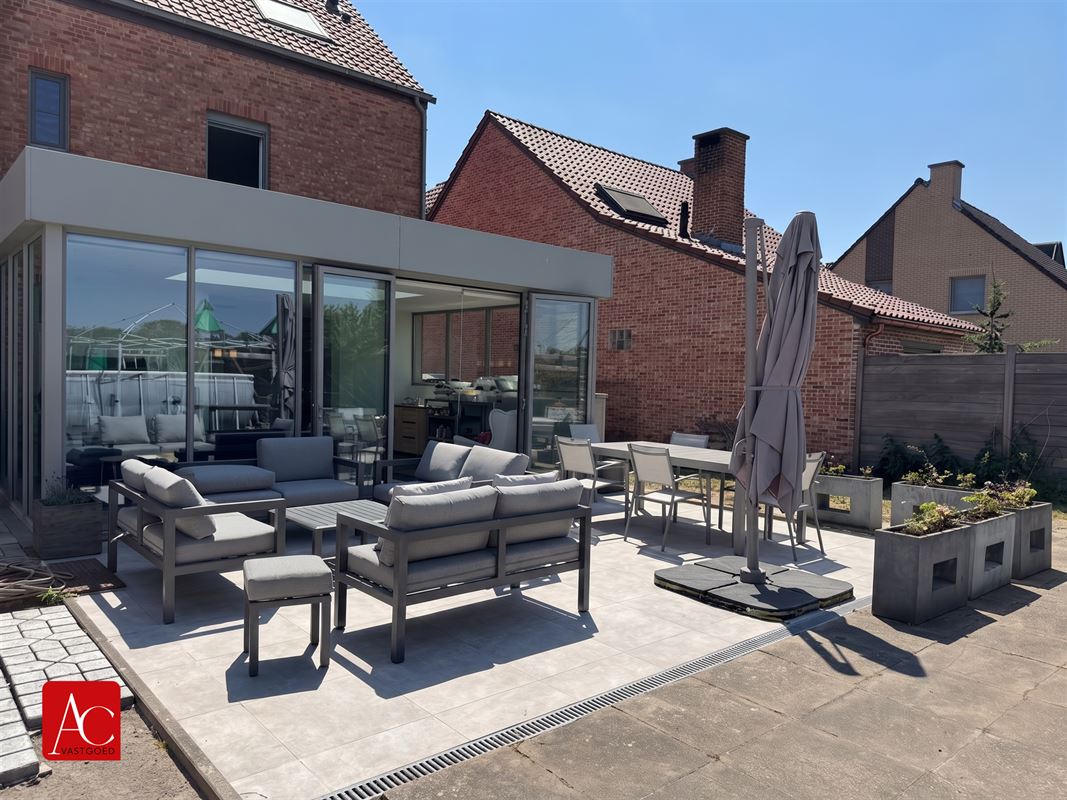 Uitzonderlijk grote gezinswoning met 6 slaapkamers en een grote tuin