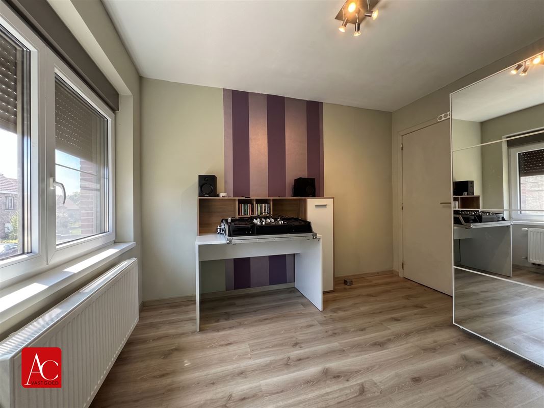 Uitzonderlijk grote gezinswoning met 6 slaapkamers en een grote tuin