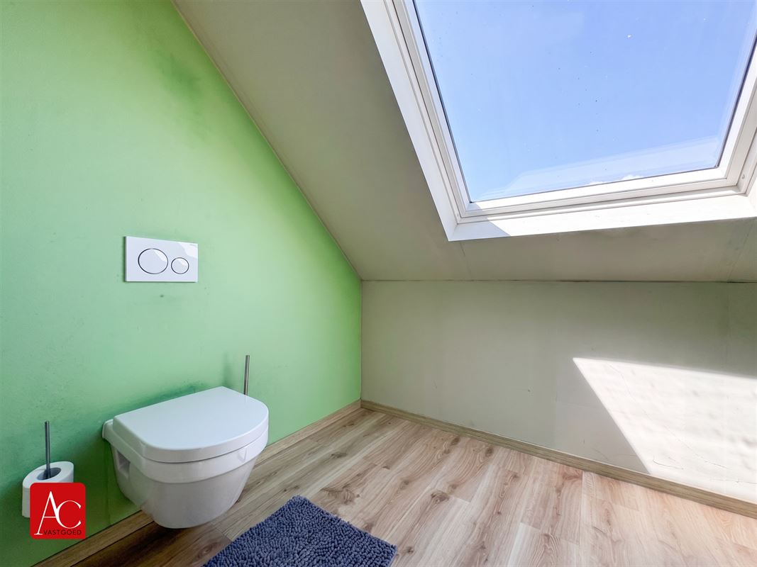 Uitzonderlijk grote gezinswoning met 6 slaapkamers en een grote tuin