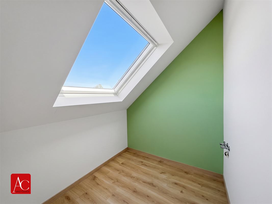 Uitzonderlijk grote gezinswoning met 6 slaapkamers en een grote tuin