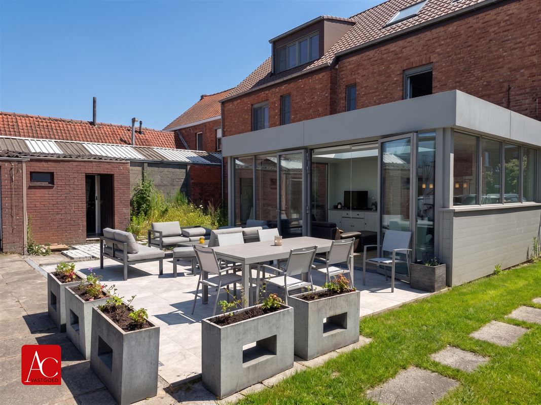 Uitzonderlijk grote gezinswoning met 6 slaapkamers en een grote tuin