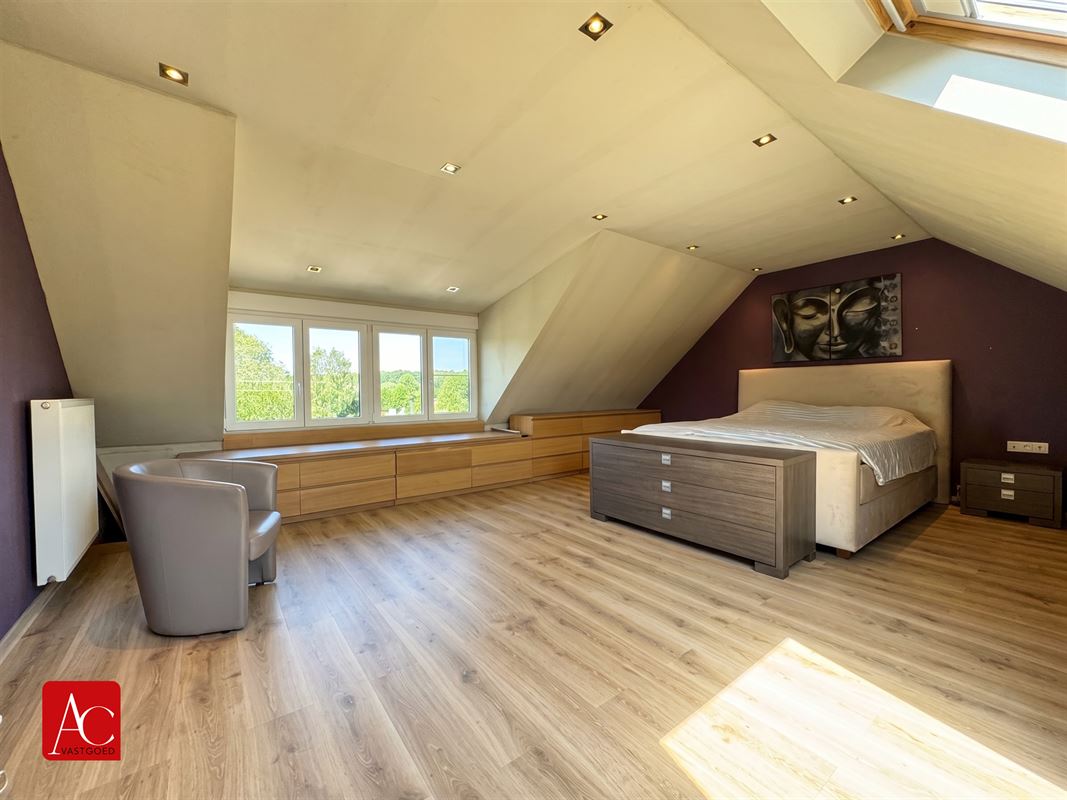 Uitzonderlijk grote gezinswoning met 6 slaapkamers en een grote tuin