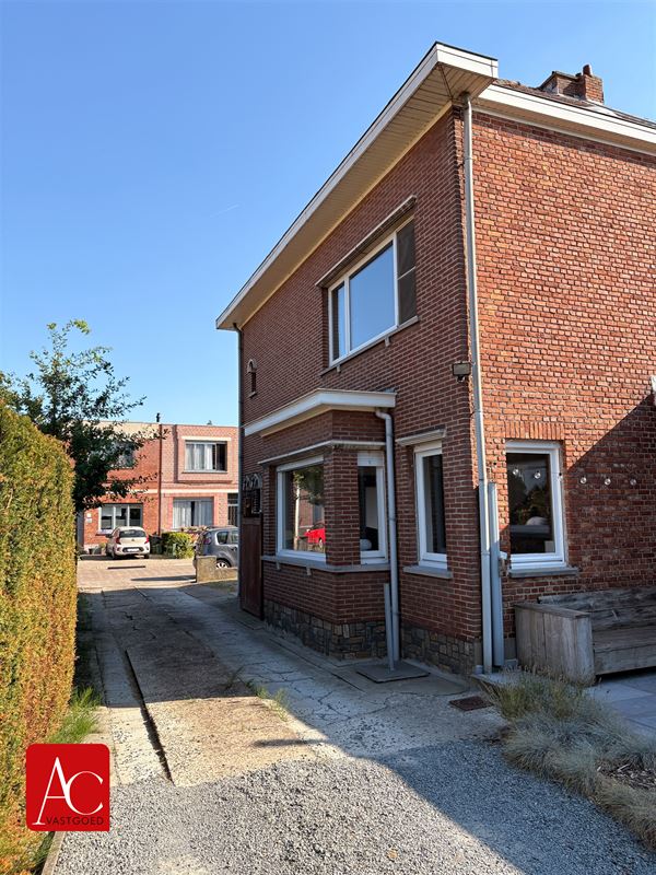 Halfopen bebouwing met 2 slpks en tuin met vergezicht