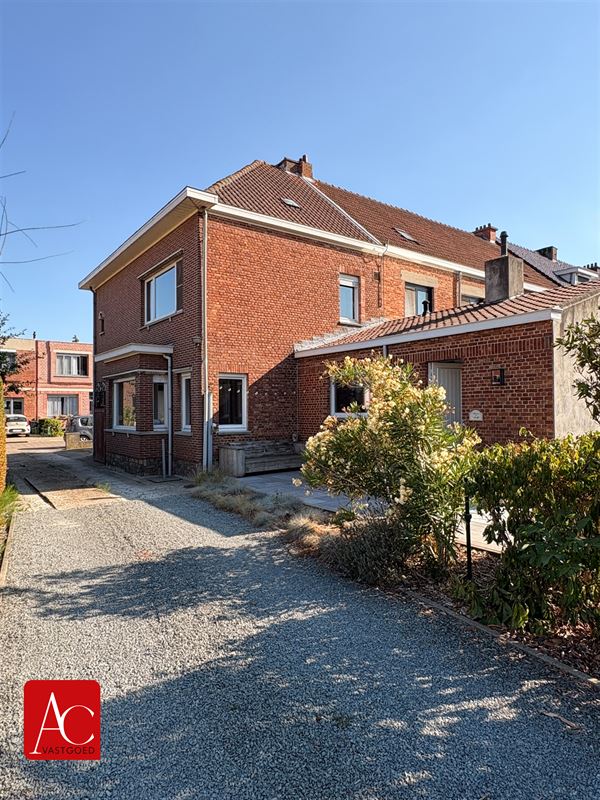 Halfopen bebouwing met 2 slpks en tuin met vergezicht