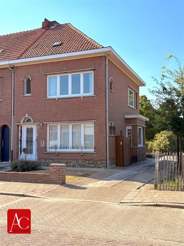 Halfopen bebouwing met 2 slpks en tuin met vergezicht