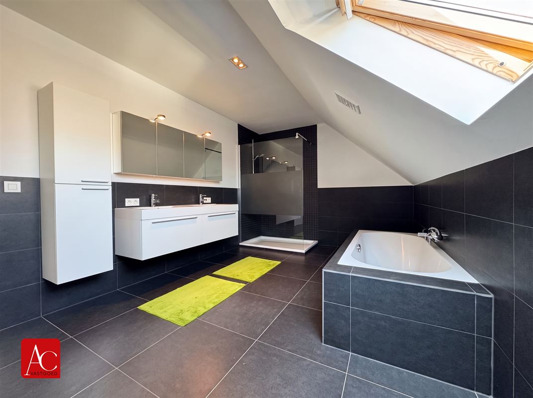 Vrijstaande woning met zwembad in rustige wijk