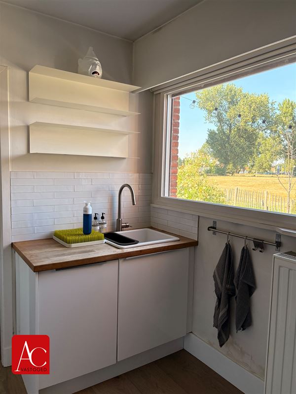 Halfopen bebouwing met 2 slpks en tuin met vergezicht