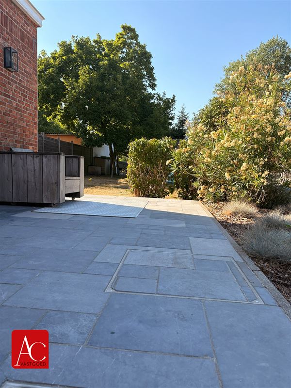 Halfopen bebouwing met 2 slpks en tuin met vergezicht