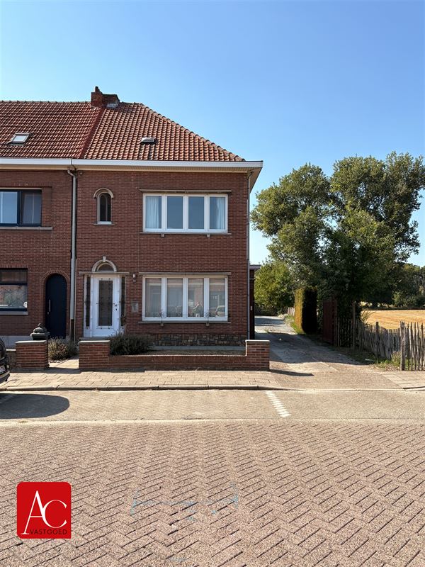 Halfopen bebouwing met 2 slpks en tuin met vergezicht