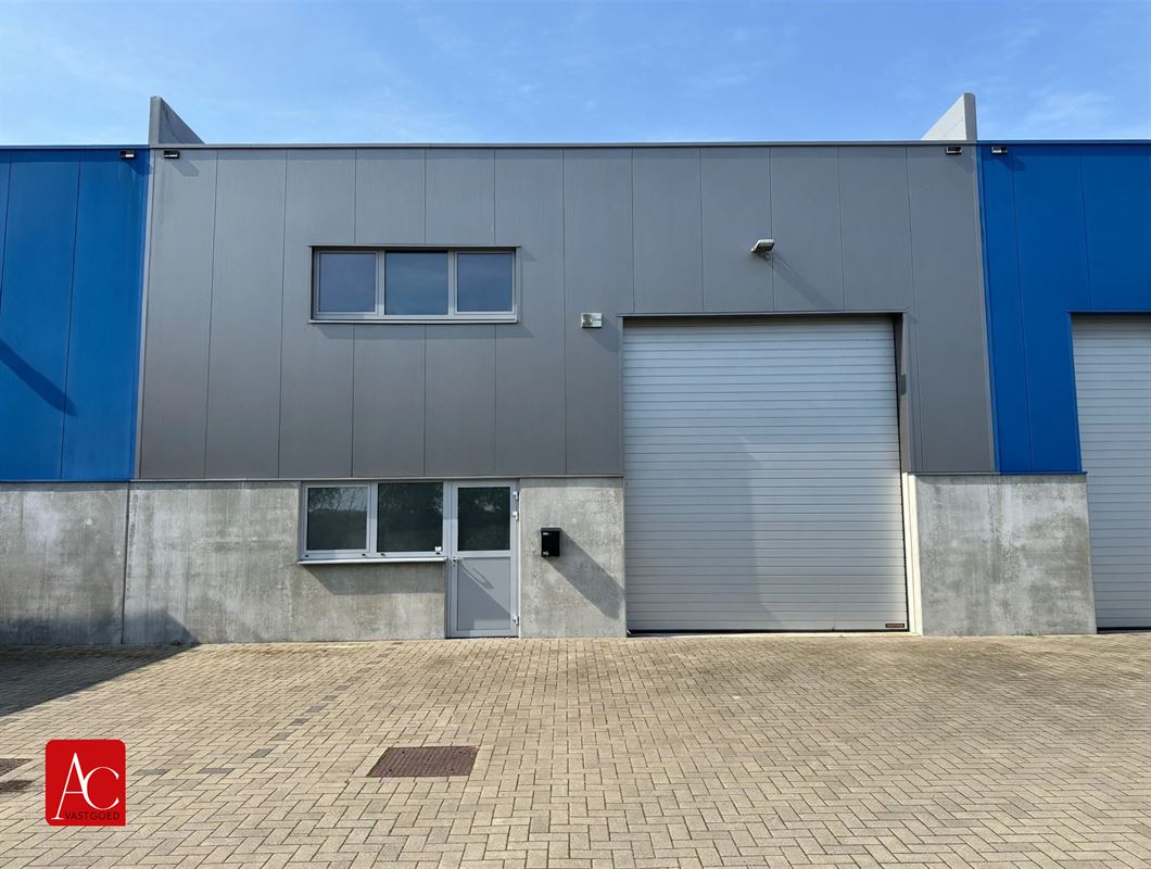 Magazijn met burelen van 350m² en 2 parkeerplaatsen