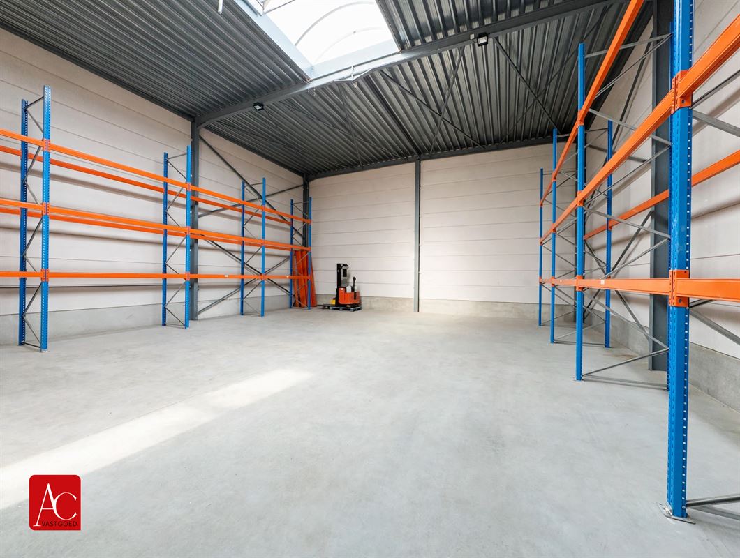 Magazijn met burelen van 350m² en 2 parkeerplaatsen