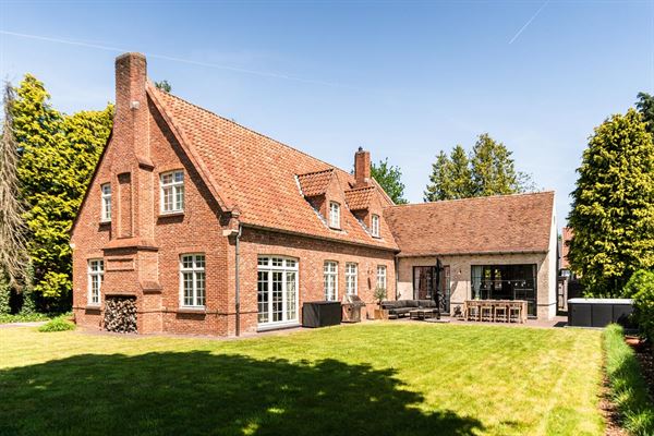 Uiterst charmante en landelijke villa in Sint-Martens-Latem

Op een perceel van 1168m² kan u deze landelijke villa terugvinden, voorzien van alle c...
