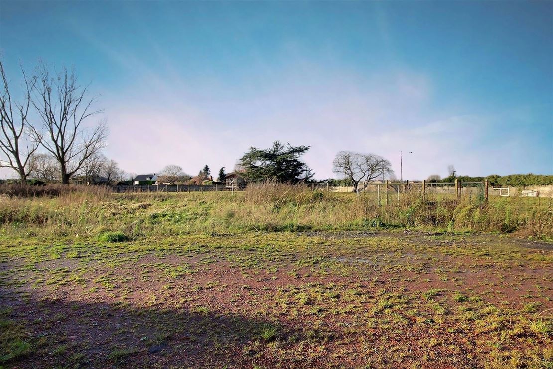 SITUE AU COEUR DE LA CAMPAGNE DE BLANDAIN, DANS UNE RUE CALME ET RECHERCHE, BEAU TERRAIN DE 5.377 m²
