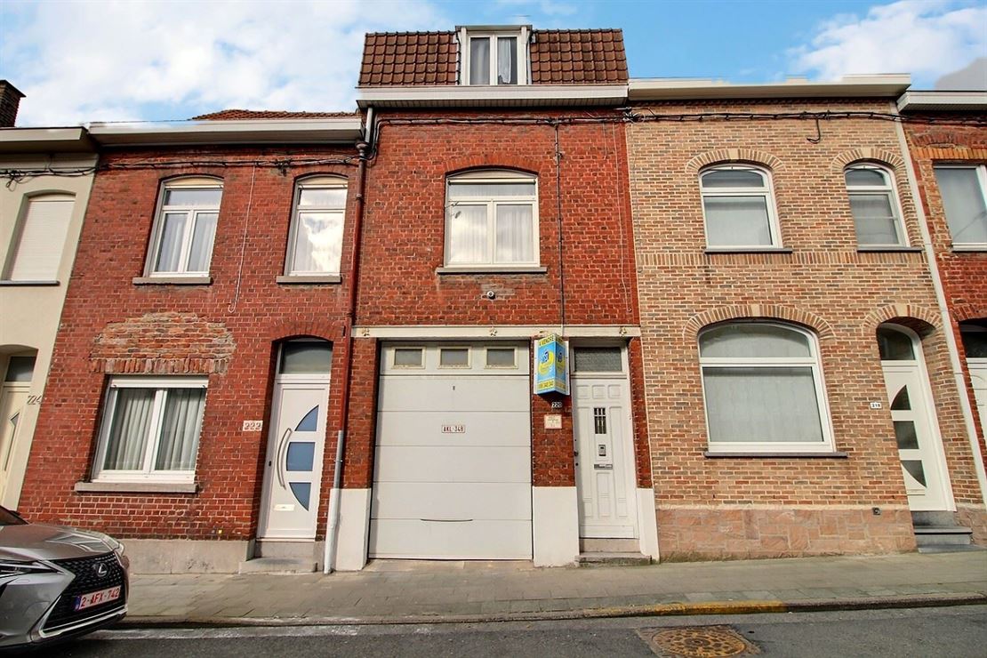Maison Bel-Étage à Rénover avec Grand Garage
