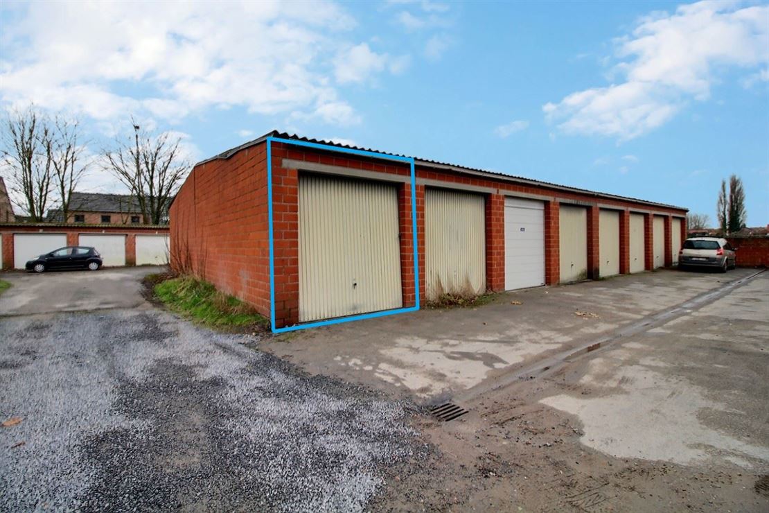 Grand Garage dans une batterie de garage 