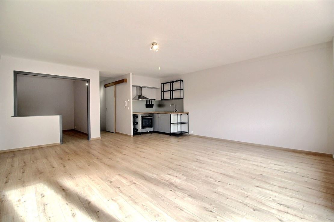 Appartement entièrement rénové en plein coeur du centre-ville de Mouscron avec deux places de parking 