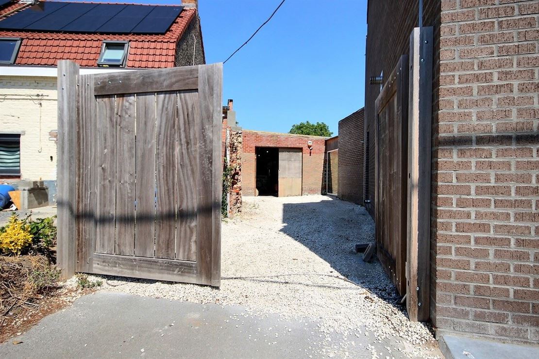 Entrepôt de ±140 m² sur terrain de 240 m² Accès aisé et toiture isolée