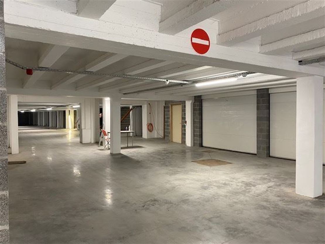 MAGNIFIQUE GARAGE INDIVIDUEL AVEC CAVE SUR MOUSCRON 