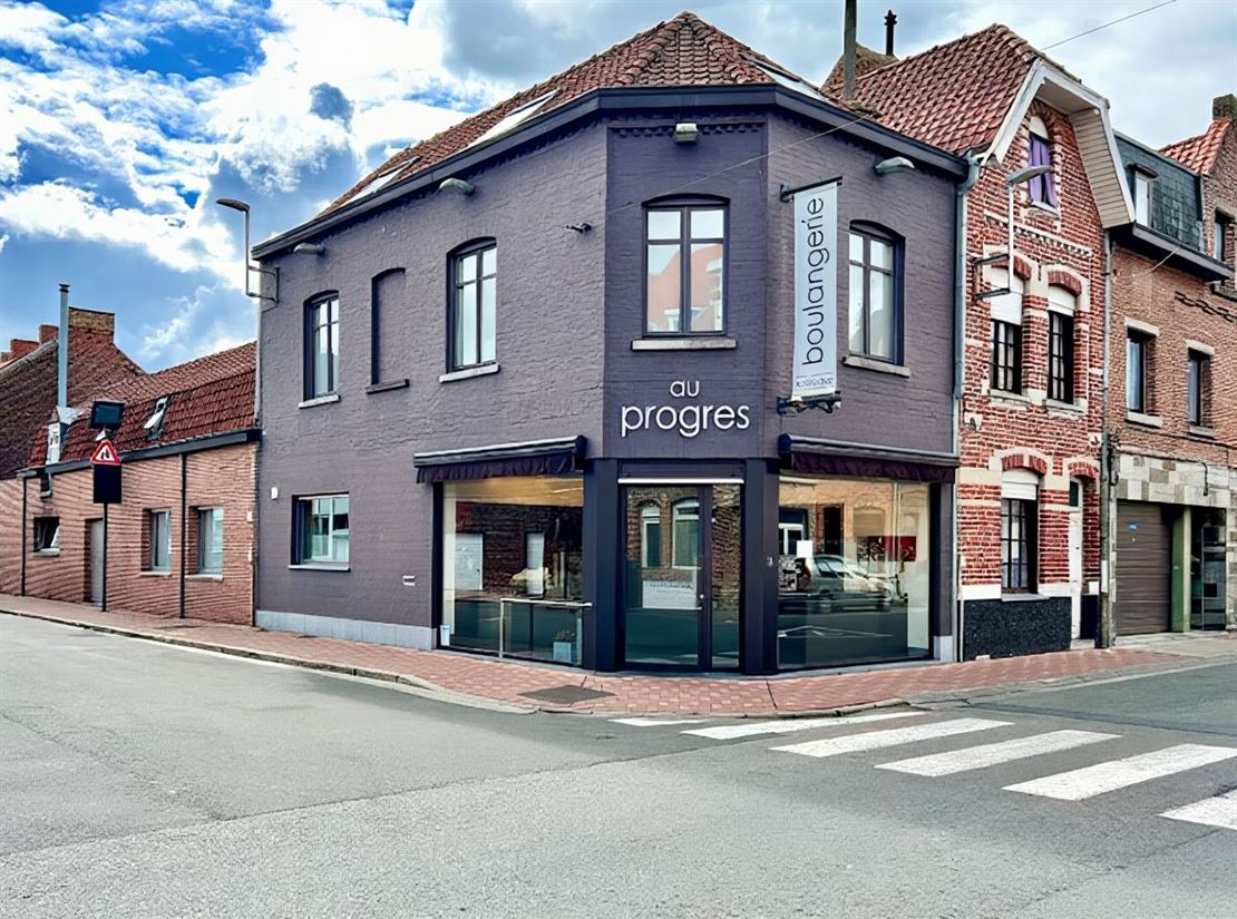 Opportunité unique - très bel ensemble immobilier 

Très bel ensemble immobilier composé d'un commerce d'environ 200 m2 et d'une habitation d'environ 145m2 . Idéalement situé proche du centre-ville et de la frontière comprenant :

·Rez-de-chaussée :

Un commerce avec un espace de vente moderne et lumineux, idéal pour accueillir la clientèle. Suivi d'un spacieux atelier boulangerie/ pâtisserie, un WC indépendant, ainsi qu'un grenier aménageable. Une séparation soignée préservant votre intimité ouvrant sur un salon cosy, une salle à manger et une cuisine haute gamme entièrement équipée.

·Au 1er étage :

Un hall élégant dessert une première chambre et une autre de 25 m2 avec un espace dressing. Un bureau et deux salles de bain avec un WC.

·Au 2ème étage :

Un palier offrant deux grandes chambres de 14 m2 parfaites pour une famille.

·Extérieur :

profitez d'une superbe terrasse couverte et un grand jardin de 140 m2 .

Particuliarités

Chauffage au gaz, châssis double vitrage, Possibilité de racheter le matériel !!! 

