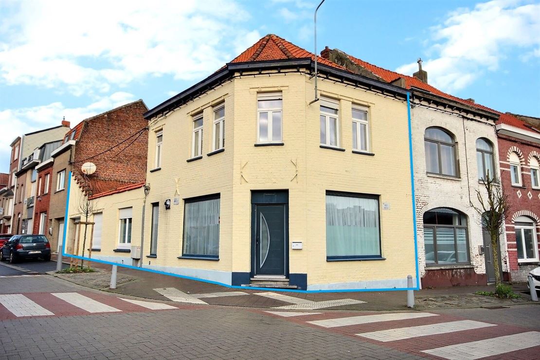 Maison familiale 4 chambres avec grand garage attenant et cour 