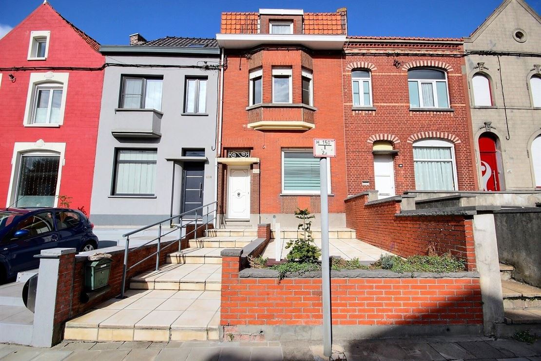 Maison à conforter trois chambres et possibilité de parking à l'avant