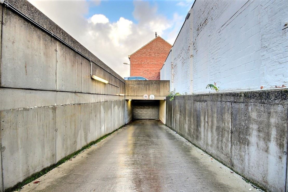 Emplacement de parking sécurisé en plein centre-ville de Mouscron
