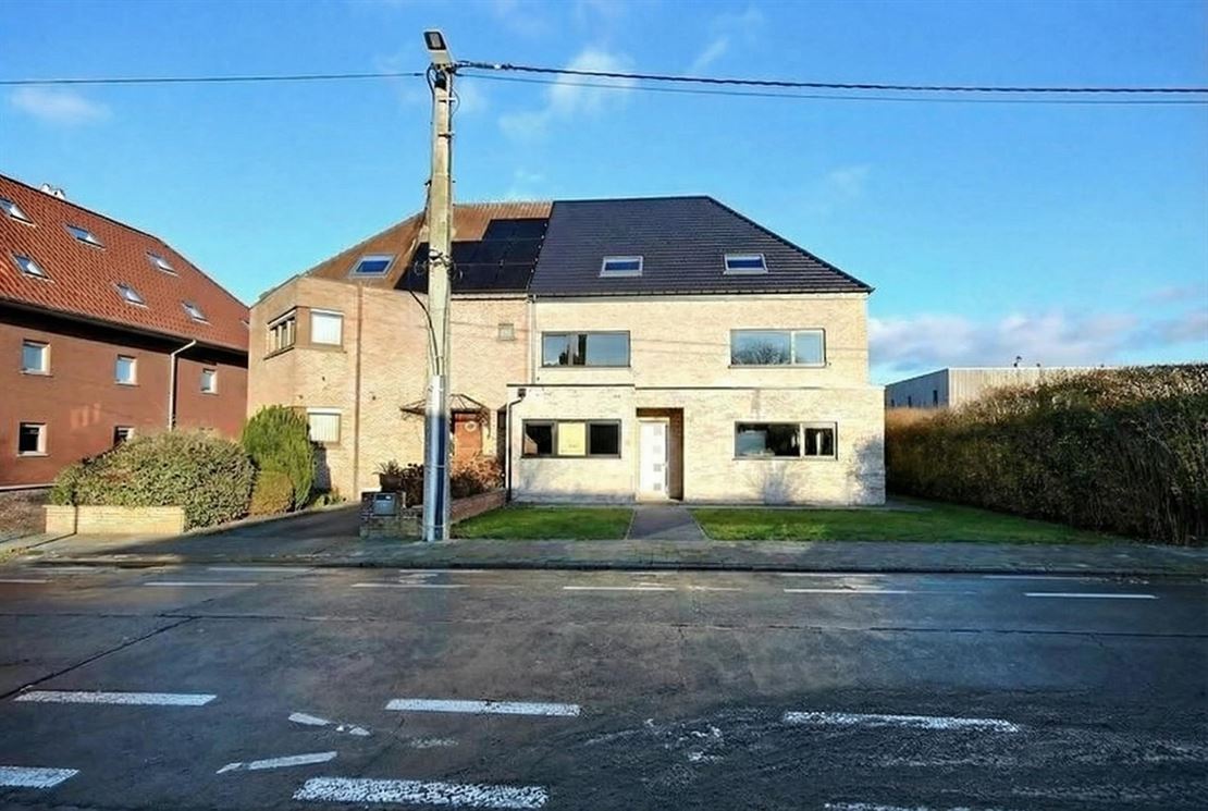 Découvrez cette superbe maison neuve 3 façades, située à Mouscron sur une belle parcelle de 600 m². Une opportunité rare combinant architecture contemporaine, volumes impressionnants et prestations techniques haut de gamme.
Avec 325 m² habitables, cette habitation a été conçue pour offrir un confort absolu, une luminosité remarquable et surtout une liberté totale d'aménagement. Cuisine, salles de bains, revêtements de sols et murs : tout est à personnaliser selon vos goûts et votre style de vie.
Rez-de-chaussée 
Un vaste hall d'entrée distribuant sur un WC séparé, un bureau idéal pour profession libérale ou télétravail, un immense séjour baigné de lumière avec accès direct au jardin.
Une cuisine ouverte à créer selon vos envies, arrière-cuisine pratique, belle terrasse et jardin arboré et clôturé.
1er étage
Hall de nuit desservant 2 belles chambres, une salle de bains, une buanderie et une superbe suite parentale avec espace dressing et salle d'eau privative.
2eme étage
Accessible par escalier en béton, un grenier de 80 m² entièrement aménageable, offrant la possibilité de créer jusqu'à 4 chambres supplémentaires, un espace loisirs ou bureaux.
Particularités
Nouvelle construction aux volumes exceptionnels

Vente avec possibilité clé sur porte

Châssis triple vitrage

Chauffage par le sol au RDC et au 1er étage

Dalles béton à chaque niveau

Excellente isolation faible consommation énergétique


