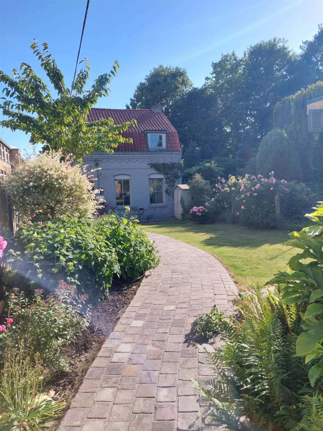 Maison 4 façades à louer située à Mouscron, accessible par un petit chemin privatif, dans un environnement calme et verdoyant.
Elle se compose de trois chambres, d'une cuisine équipée, d'un séjour lumineux et d'une salle d'eau moderne avec douche à l'italienne.

À l'extérieur, vous profiterez d'un agréable jardin, d'une grande terrasse ainsi que d'un jacuzzi, idéal pour les moments de détente.
Le bien offre un cadre de vie paisible, à l'abri des nuisances, tout en restant proche des commodités.
