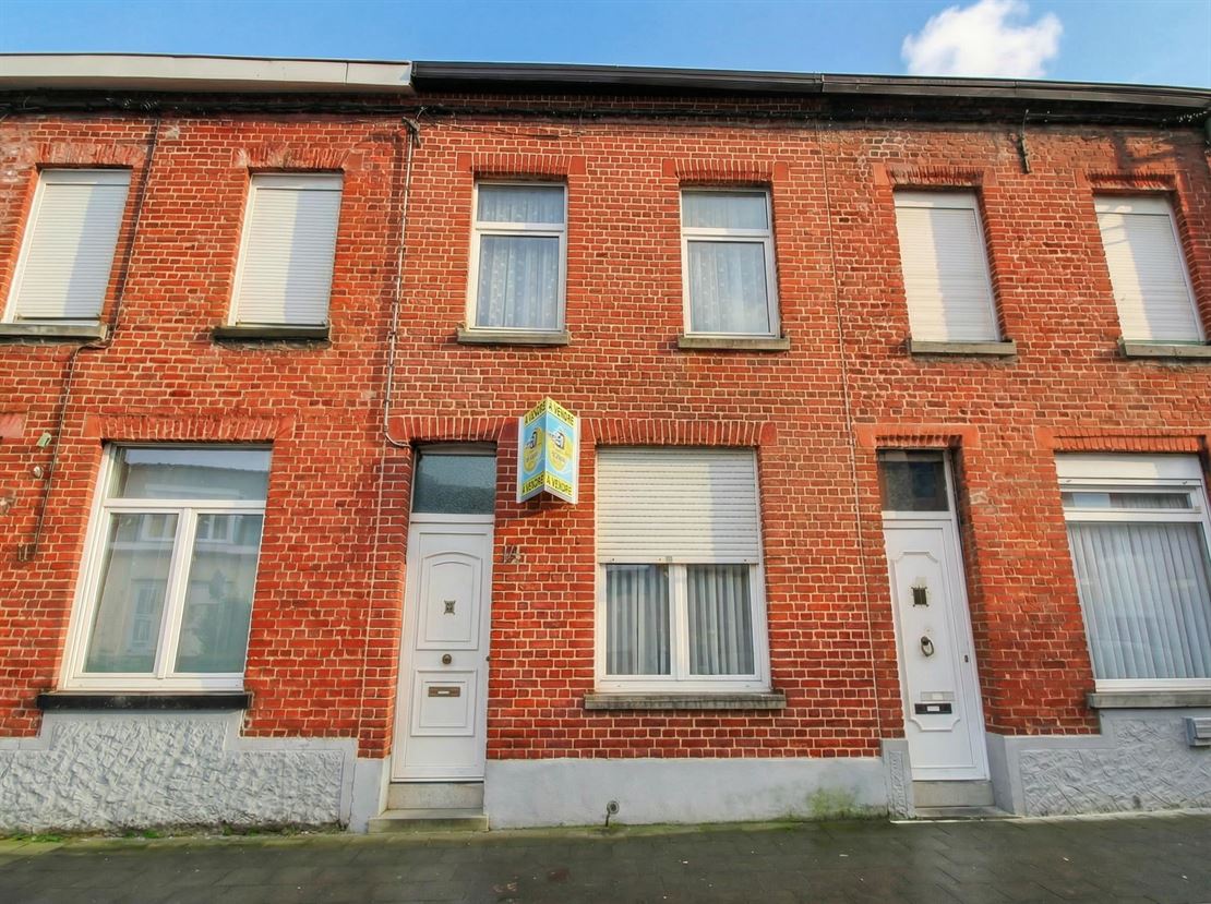 Maison mitoyenne au beau potentiel 
