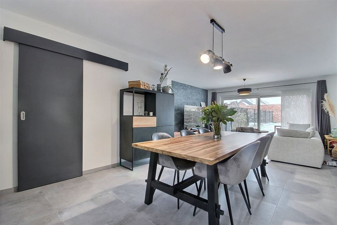 Superbe Construction de 2022 avec 4 chambres et garage 