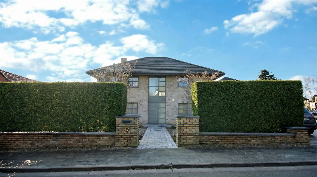 Propriété d'exception avec dépendance
Nichée sur une magnifique parcelle de 1.890 m², cette spacieuse propriété développe environ 277 m² habitables et séduira les amateurs de volumes, de confort et de tranquillité. 
Au rez-de-chaussée :
Un vaste hall d'entrée vous mène vers un lumineux salon de 30 m² bénéficiant dune agréable vue sur le jardin. La salle à manger, également orientée vers l'extérieur, prolonge harmonieusement l'espace de vie.
La cuisine entièrement équipée avec îlot central ravira les passionnés de cuisine et de convivialité.
Vous trouverez également :
·Un bureau avec espace de réserve
·Un WC séparé
·Une chambre de 21 m² avec salle d'eau privative et dressing
·Un second bureau
·Un garage spacieux pouvant accueillir deux voitures
À l'étage :
Le hall de nuit dessert trois belles chambres, dont une grande chambre de 34 m² ainsi que deux chambres de 12 m².
Une salle de bain, un WC séparé et un grenier d'environ 100 m² complètent cet étage, offrant un potentiel d'aménagement supplémentaire.
Dépendance :
Un véritable atout ! Elle se compose d'un séjour de 20 m², dune chambre, dune salle d'eau ainsi que d'un abri de jardin pour le rangement des équipements. Idéal pour accueillir la famille, des invités ou envisager une activité complémentaire.
Extérieurs :
Vous profiterez d'un superbe espace extérieur d'environ 980 m² comprenant :
·Une terrasse de plus de 30 m²
·Un balcon
·Un bassin d'eau extérieur pour poissons
·Un jardin spacieux et agréable
