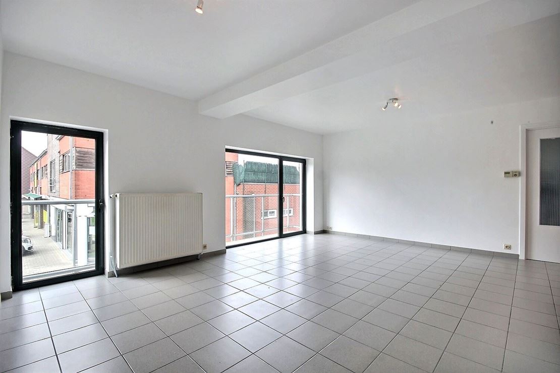 Appartement situé sur le secteur de Luingne

Au 1er étage

Un Living ouvert, une cuisine équipée (taque, four, hotte, évier), une salle de douche, lavobo, wc.
ainsi qu'une chambre.

Particularités:  Une terrasse
	        Chauffage central, chaudière et compteurs individuels
                        Résidence très bien entretenue

20€ de charges en plus que du loyer annoncé

OPPORTUNITE RARE SUR LE SECTEUR 
