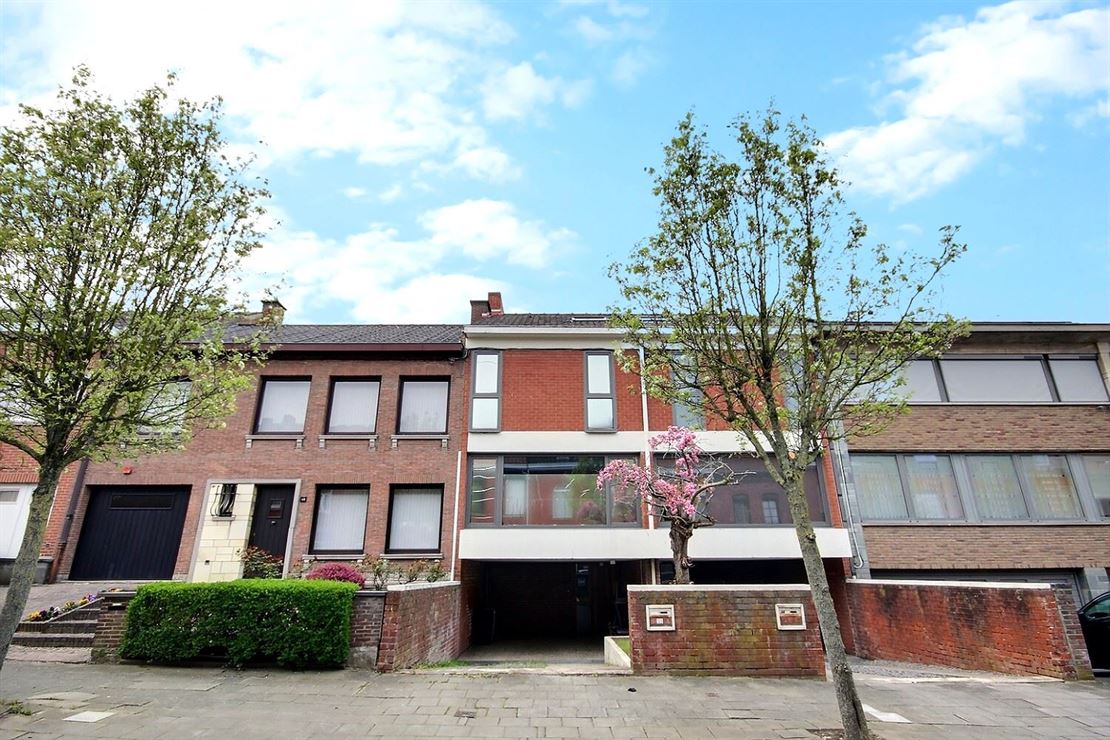  Maison idéalement située en plein centre-ville de Mouscron avec 2 places de parking

Au rez-de-chaussée, vous trouverez un hall d'entrée, un WC séparé ainsi qu'une buanderie.
Au 1er étage, un séjour lumineux et une cuisine offrant un accès direct au jardin.
Au 2e étage, un hall de nuit dessert deux chambres ainsi qu'une salle de bain équipée dune baignoire, d'un second WC et d'un meuble double vasque.
Au 3e étage, une chambre supplémentaire.
À l'extérieur, vous profiterez dune belle terrasse et d'un grand jardin entièrement clôturé.

Situation idéale secteur très recherché !
