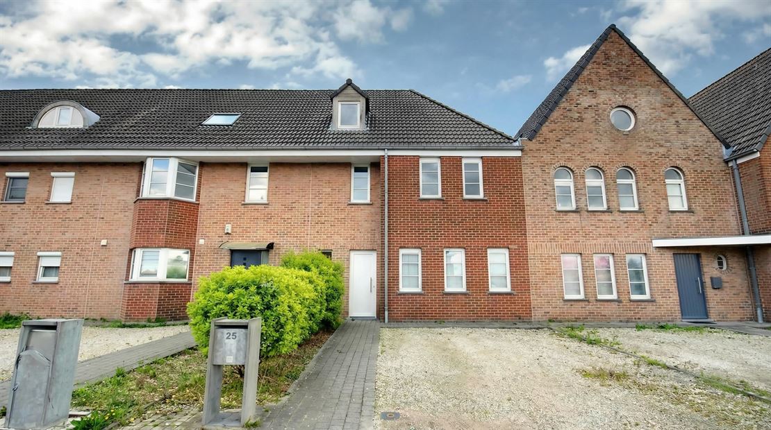  Maison 2 façades située dans le secteur d'Herseaux

Cette agréable maison dispose de deux emplacements de parking situés juste en face du bien.

Au rez-de-chaussée, vous trouverez un spacieux living de 37 m² ainsi qu'une cuisine séparée entièrement équipée (hotte, plaque à induction, four et frigo).
Un espace buanderie est également prévu pour accueillir une machine à laver ainsi qu'un sèche-linge.
À l'étage, la maison offre trois belles chambres, dont deux situées à l'arrière, bénéficiant d'une vue dégagée sur le jardin exposé plein sud.
Une salle de bain complète cet étage.

Vous disposerez également d'un grenier offrant un espace de rangement supplémentaire.

Informations complémentaires :
Disponible à partir du 15 juin 
Garantie locative : 3 mois 
