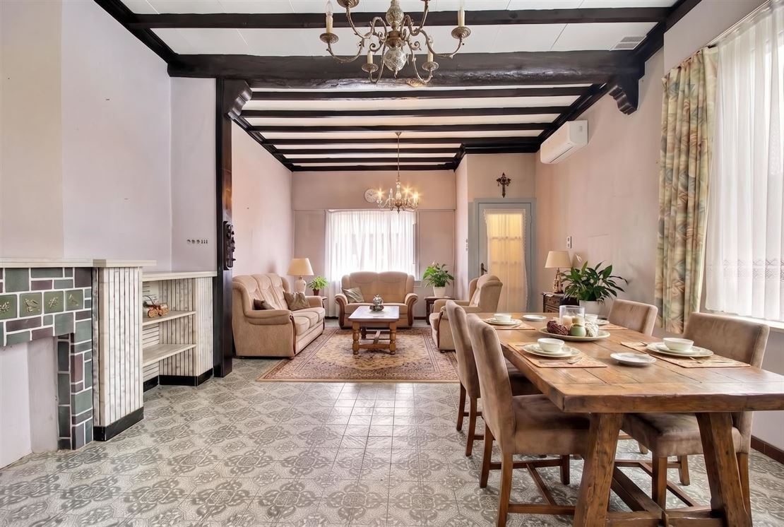 
Maison familiale 4 chambres avec garage et jardin Beau potentiel à exploiter
