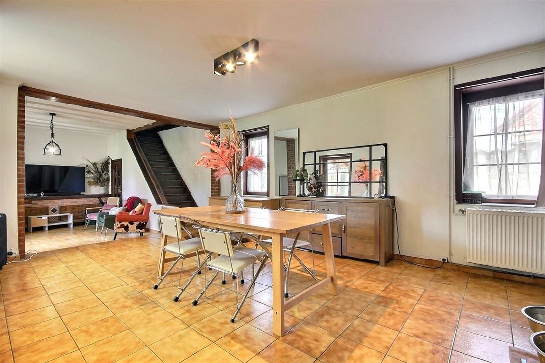 Maison au style fermette à conforter avec garage et parking  
